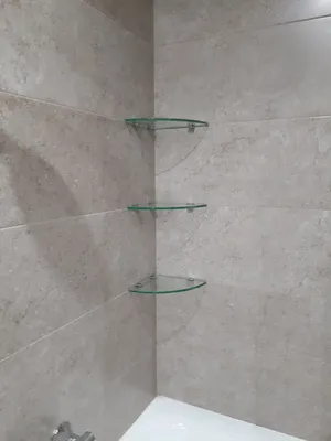 Арт-фото стеклянных полок в ванной комнате
