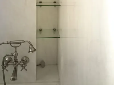 Фото стеклянных полок в ванной комнате в формате PNG