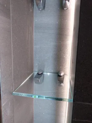 Элегантные стеклянные полочки для ванной комнаты