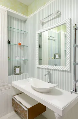 Фото стеклянных полочек в стильной ванной комнате