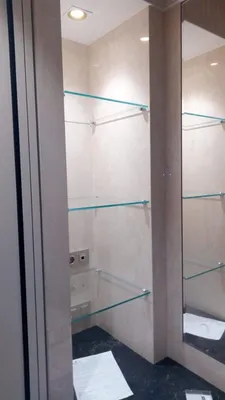 Стильные и практичные стеклянные полочки для ванной