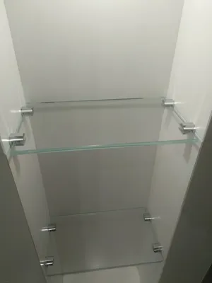 Идеи дизайна ванной с использованием стеклянных полочек