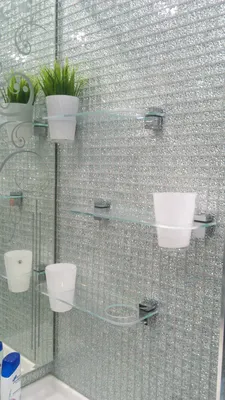 Фото стеклянных полочек в современной ванной комнате