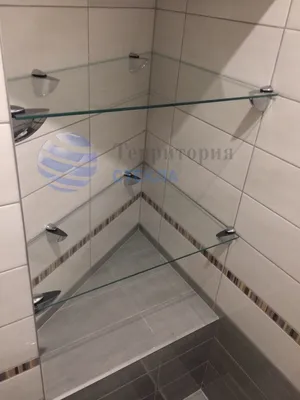 Фотография стеклянных полочек в ванной