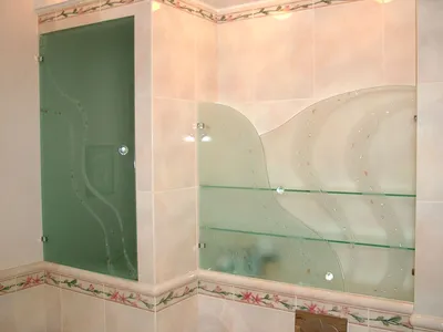 4K фотография стеклянных полочек в ванной