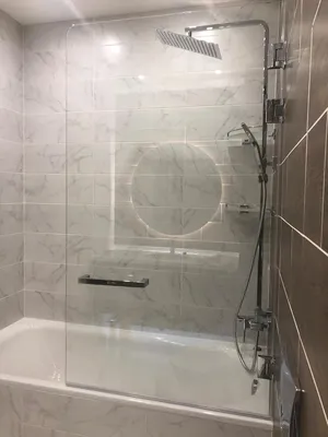 Фотография стеклянной ванны с подсветкой