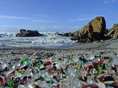 Фото стеклянного пляжа в Калифорнии в HD качестве