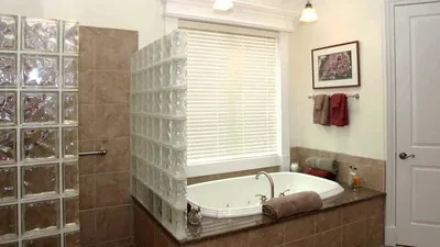 Идеи дизайна с использованием стеклобоков в ванной комнате