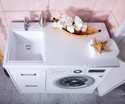Пространство в ванной: стиральная машина под раковиной.