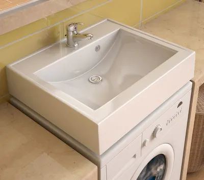 Интересные решения для ванной: стиральная машина под раковиной.