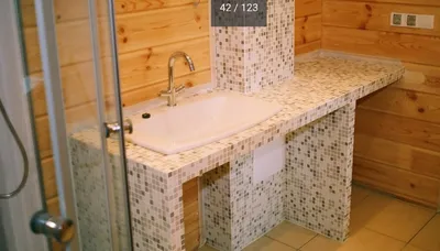 21) Эстетика мозаичного дизайна: столешница в ванной (фото)