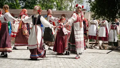 Красочные фотографии танцовщиц в сценических костюмах