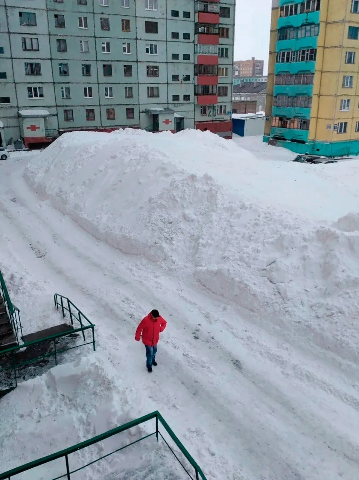 Сугробов сегодня. Норильск завалило снегом 2020. Норильск Пурга сугробы. Норильск зимой Пурга. Норильск зима 2008.