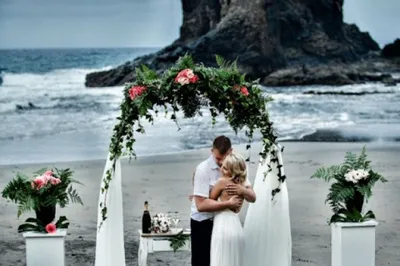 Любовь в приливе: свадебные фото на пляже