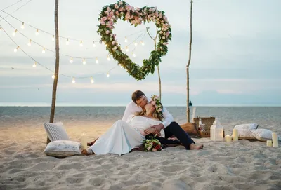 Фото свадьбы на пляже: счастливая пара и закат