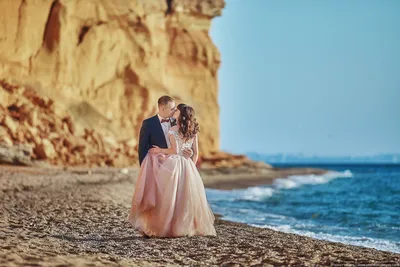 Яркое фото свадьбы на песке