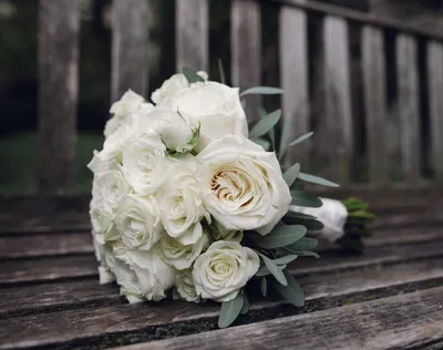 Белые розы для свадебного букета