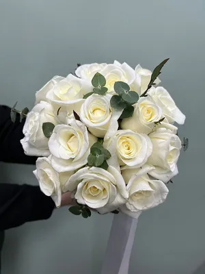 Свадебный букет из белых роз в формате webp