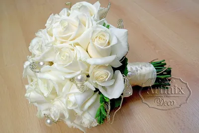 Изящный свадебный букет из белых роз