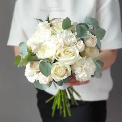 Нежный свадебный букет из белых роз
