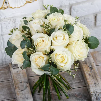 Свадебный букет из белых роз фотографии