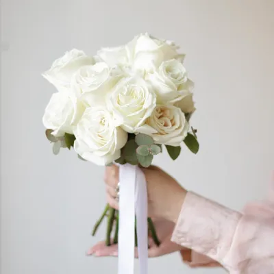 Стильный свадебный букет из белых роз
