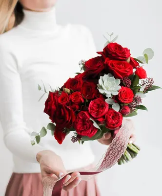 Фотка свадебного букета из красных роз на черном фоне