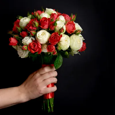 Красные розы в свадебном букете на изображении