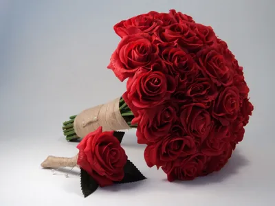 Изображение свадебного букета с красными розами в высоком разрешении