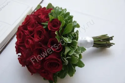 Фото свадебного букета из красных роз на природе