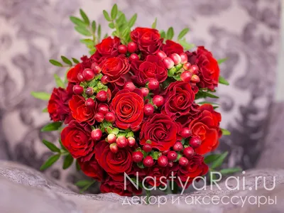Красные розы на изображении свадебного букета