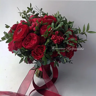 Фото свадебного букета из красных роз с эффектом размытия