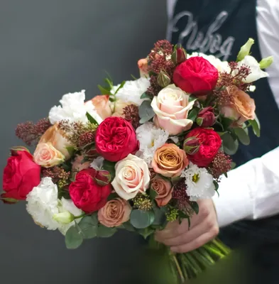 Фотка свадебного букета из красных роз с эффектом макро
