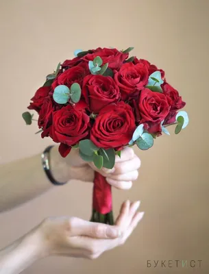 Красные розы на изображении свадебного букета в крупном плане