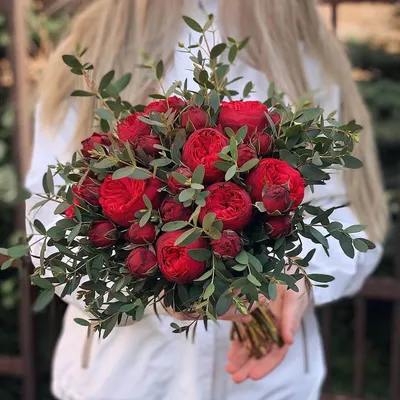 Фотография красного свадебного букета с розами для плаката