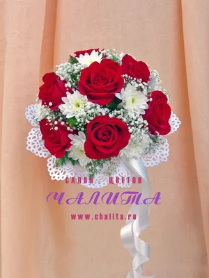 Красивое фото свадебного букета из красных роз на белом фоне