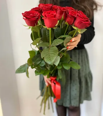 Изображение свадебного букета с красными розами для использования в медиа