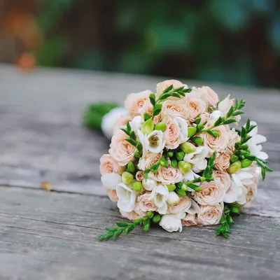 Свадебный букет из кустовой розы в jpg формате
