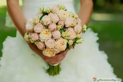 Романтический букет из кустовой розы на свадьбу