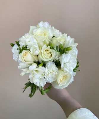 Фотография свадебного букета из кустовой розы в webp формате