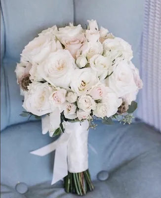 Красивая свадебная фотка с розовым букетом из кустовой розы