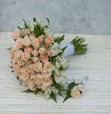 Свадебный букет из кустовой розы фотографии
