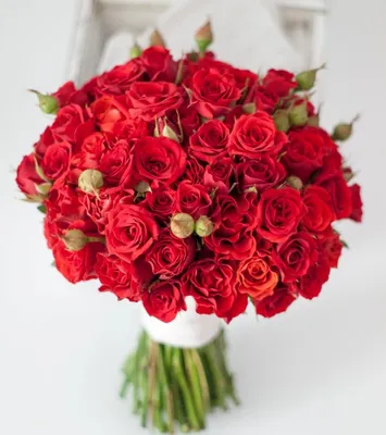 Красивая свадебная фотка с розовым букетом из кустовой розы