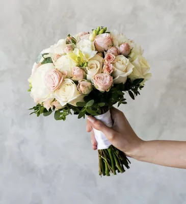 Изображение свадебного букета с кустовой розой