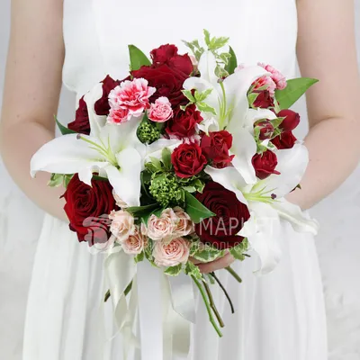 Идеальный свадебный букет из роз и лилий на фото