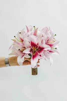 Изысканный свадебный букет из роз и лилий на фото