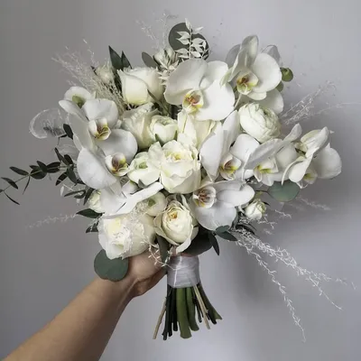 Страница с фото свадебного букета из роз и лилий различных размеров