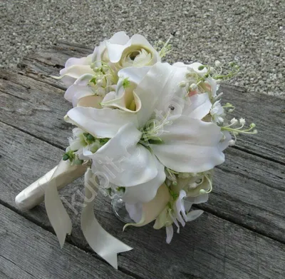 Фотографии свадебного букета из роз и лилий, привлекающие внимание
