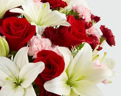 Фотографии свадебного букета из роз и лилий, передающие истинную красоту