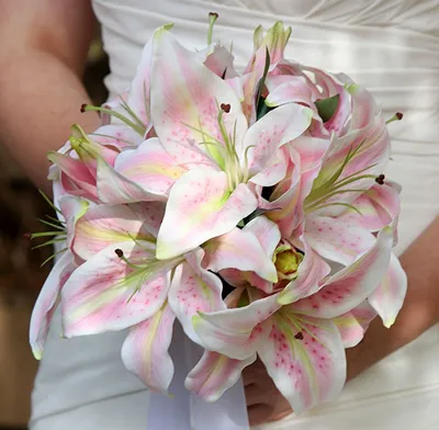 Букет свадебных роз и лилий в разных размерах на фото